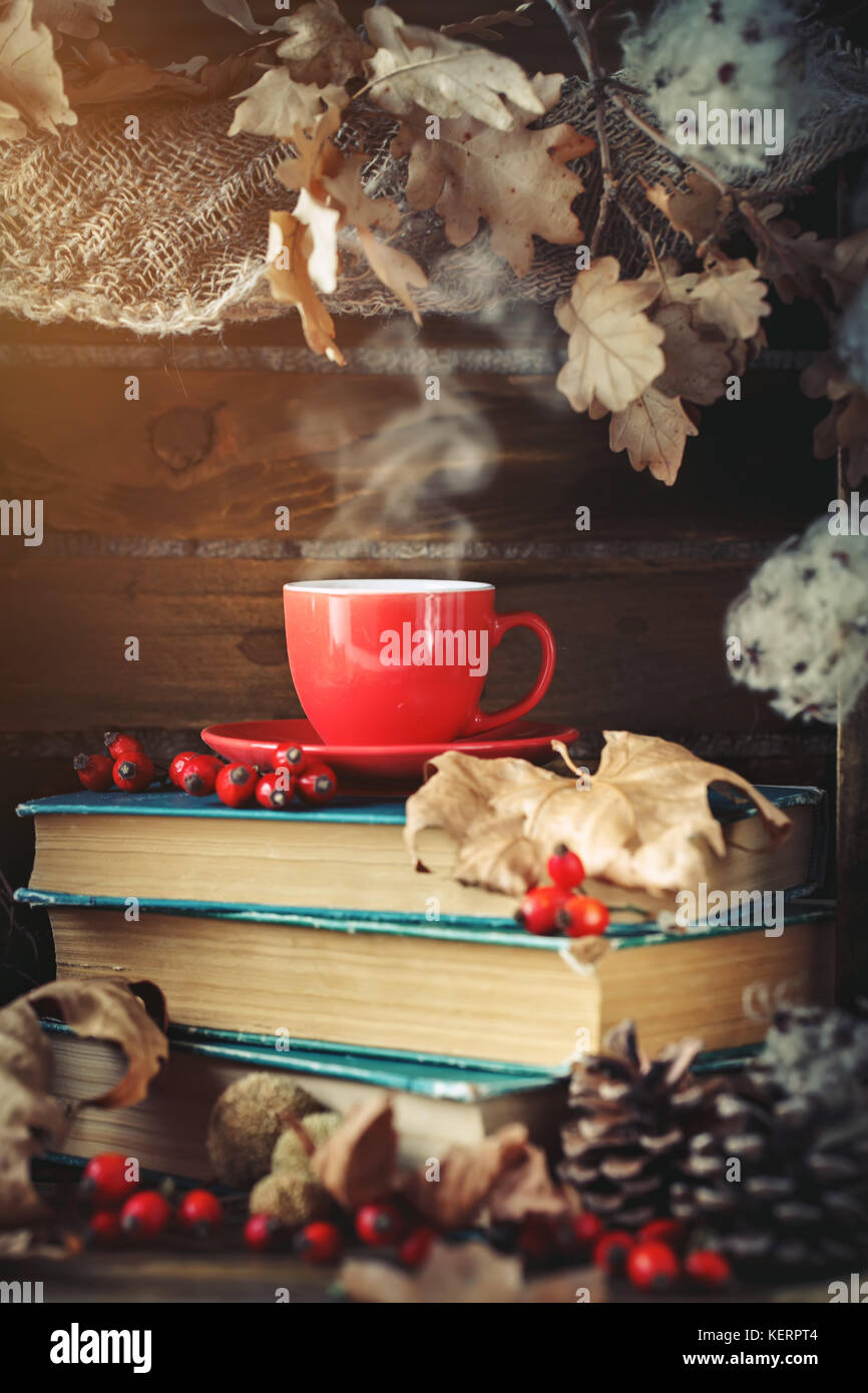 Autunno ancora in vita con una tazza di caffè, mele e foglie di autunno. Autunno sfondo. Foto Stock