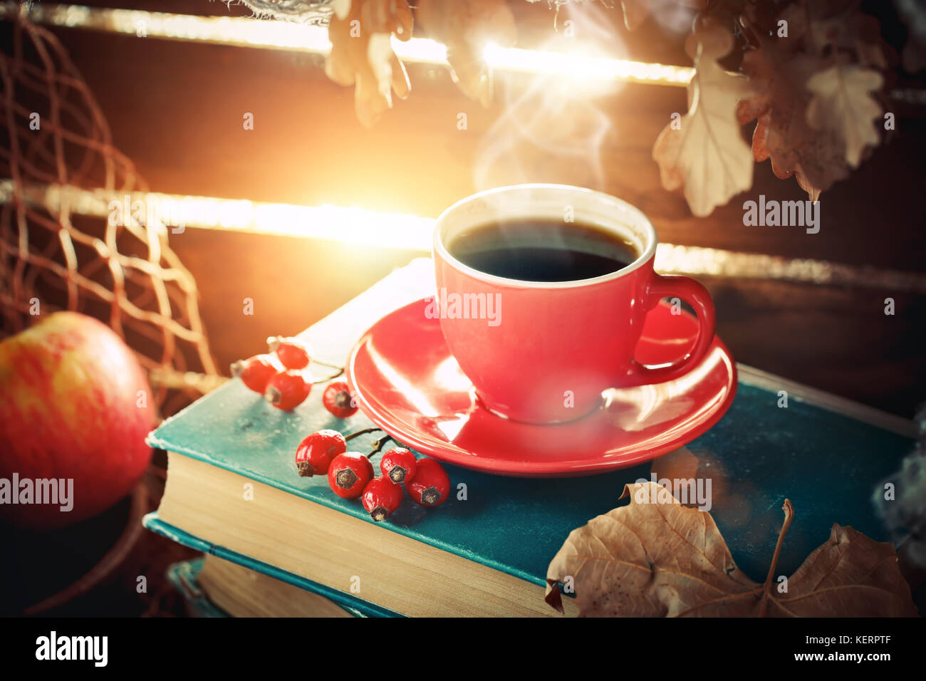 Autunno ancora in vita con una tazza di caffè, mele e foglie di autunno. Autunno sfondo. Foto Stock