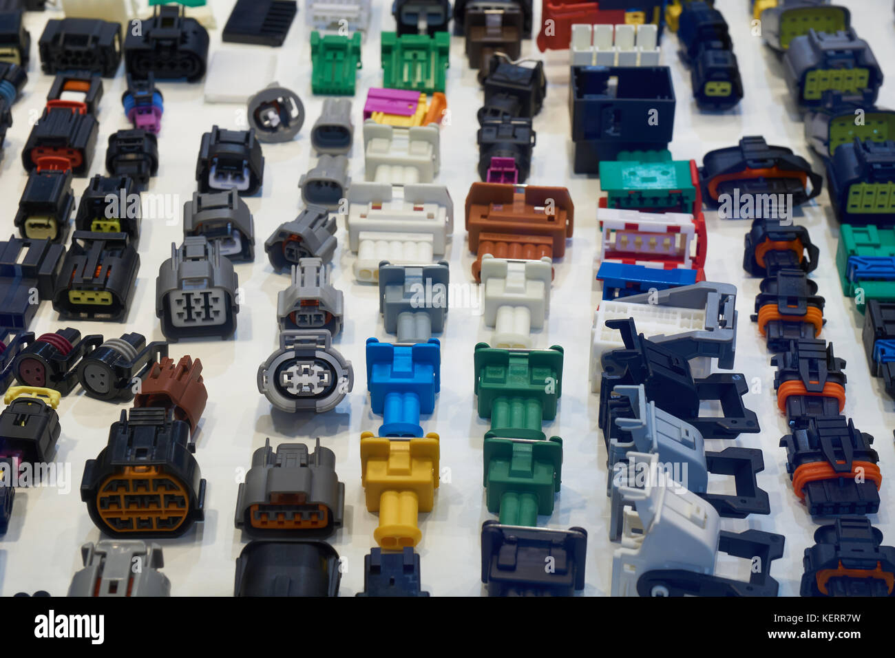Varietà di autoveicoli elettrici multi pin dei connettori in plastica Foto Stock