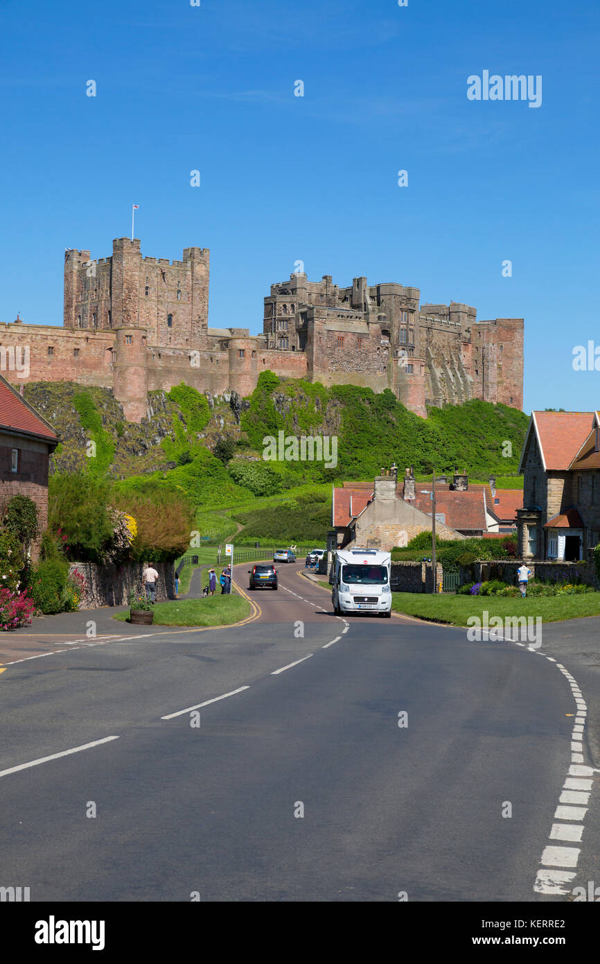 Castello di Bamburg; da Road; Northumberland; UK Foto Stock