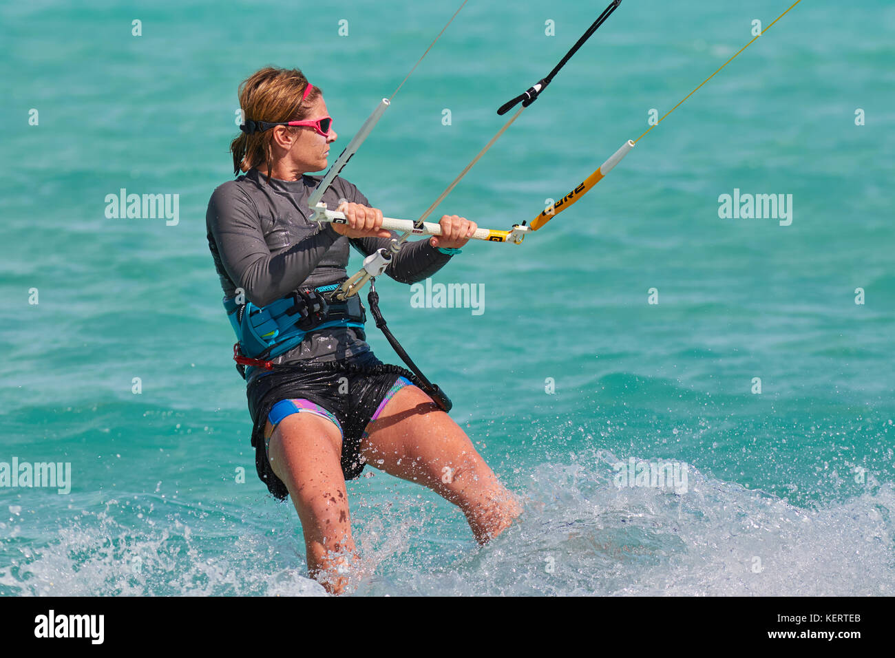 Il kite-surf a Long Bay Beach, providenciales, uno dei caraibi più famoso kite-surfing, nelle Isole Turks e Caicos. Foto Stock