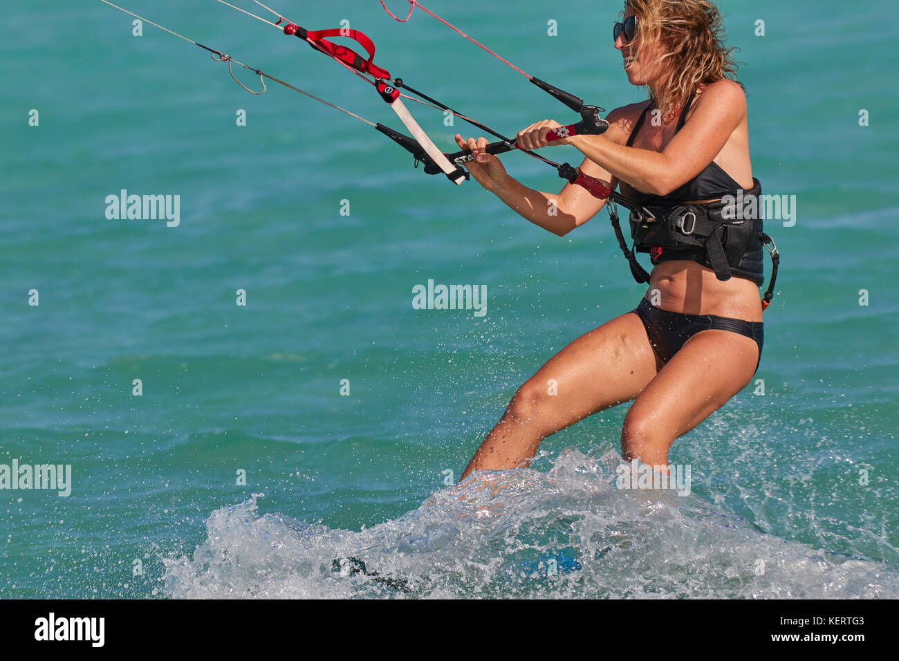 Il kite-surf a Long Bay Beach, providenciales, uno dei caraibi più famoso kite-surfing, nelle Isole Turks e Caicos. Foto Stock