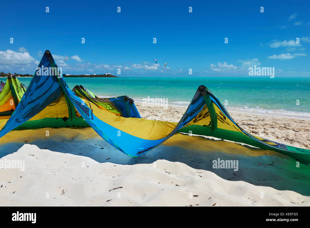 Il kite-surf sulla sabbia a Long Bay Beach, providenciales, uno dei caraibi più popolare il kite-surfing. in Turks e Caicos. Foto Stock