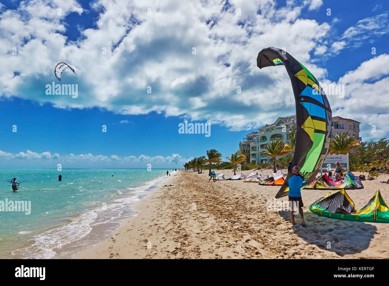 Il kite-surf sulla sabbia a Long Bay Beach, providenciales, uno dei caraibi più popolare il kite-surfing. in Turks e Caicos. Foto Stock