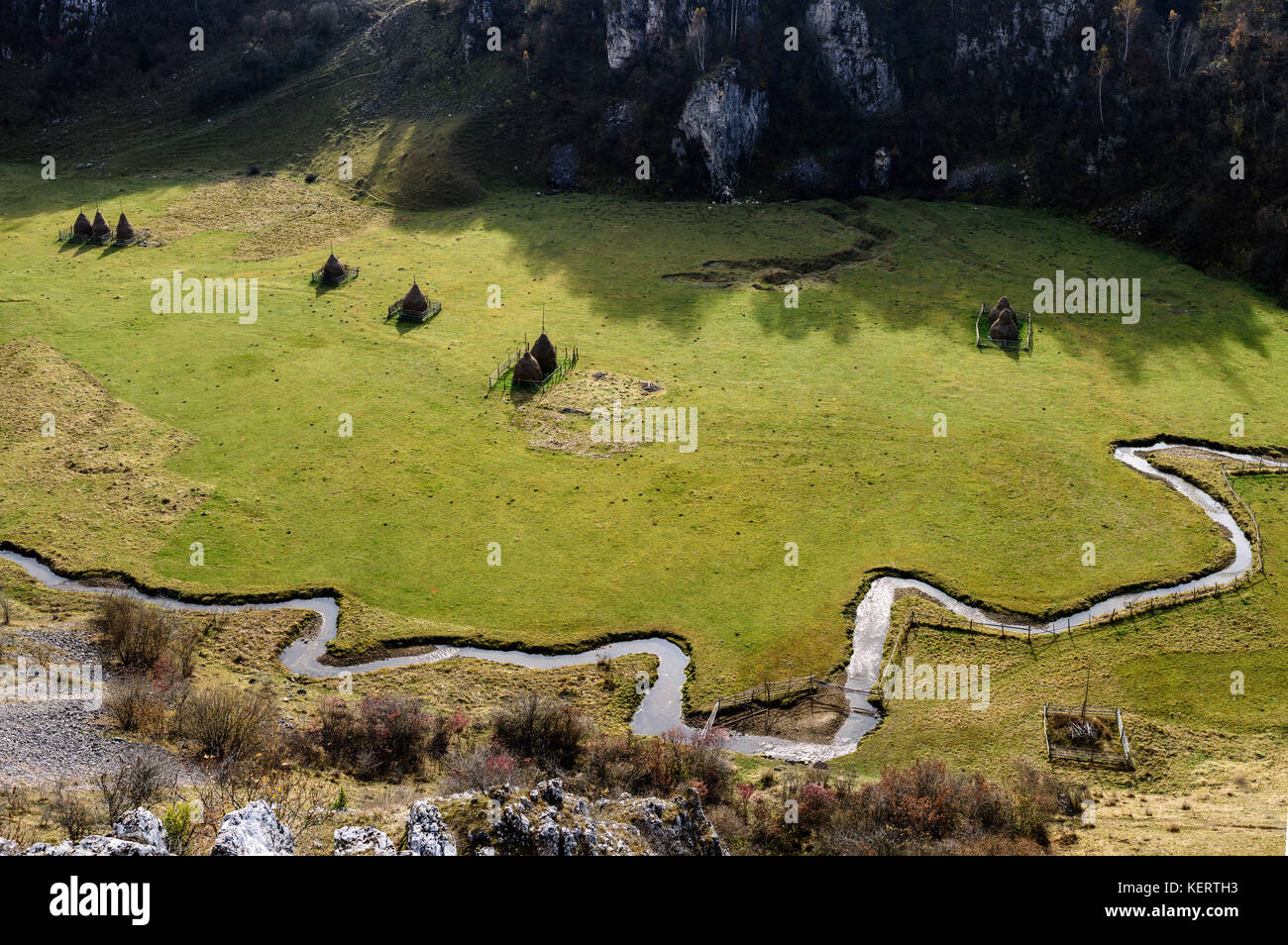 Paesaggio autunnale in montagna con la pila di fieno. tradizionali di pile di fieno, tipico rurale scena della Romania. Foto Stock