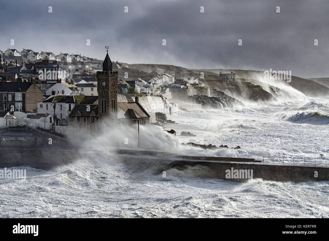 Porthleven porto, Porthleven cornovaglia, tempesta e grandi onde colpire l'orologio torre Foto Stock