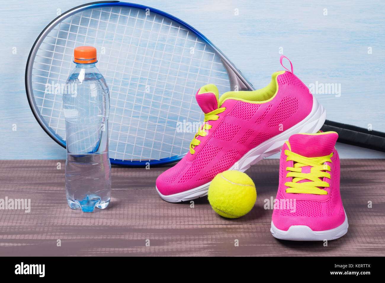 Rosa sneakers con lacci di colore giallo per il gioco del tennis Foto Stock