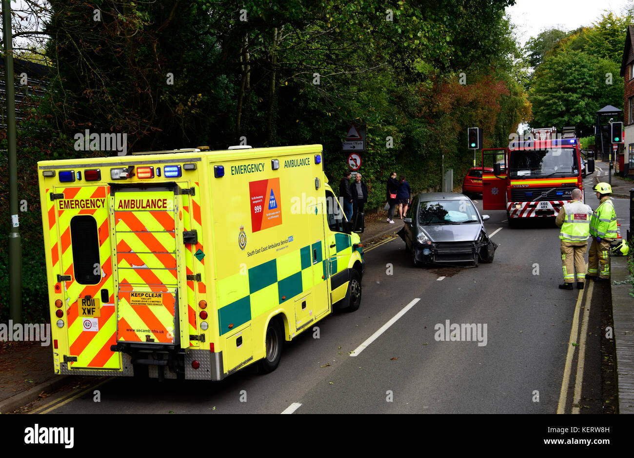 Servizi di emergenza (ambulanza e motore Fire) sulla scena di un incidente stradale, Haslemere, Surrey, Regno Unito. sabato 30 settembre 2017. Foto Stock