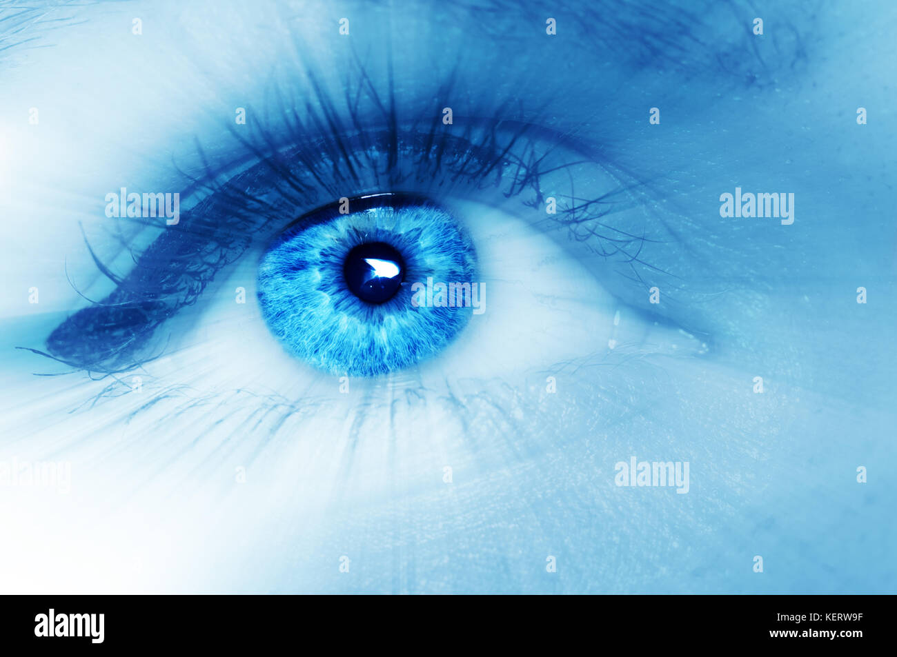 Belle blue eye con raggi divergenti in tutte le direzioni, abstract sognante immagine artistica. macro Foto Stock