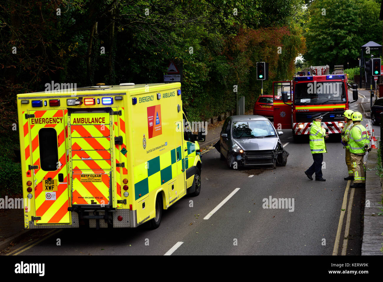 Servizi di emergenza (ambulanza e motore Fire) sulla scena di un incidente stradale, Haslemere, Surrey, Regno Unito. sabato 30 settembre 2017. Foto Stock