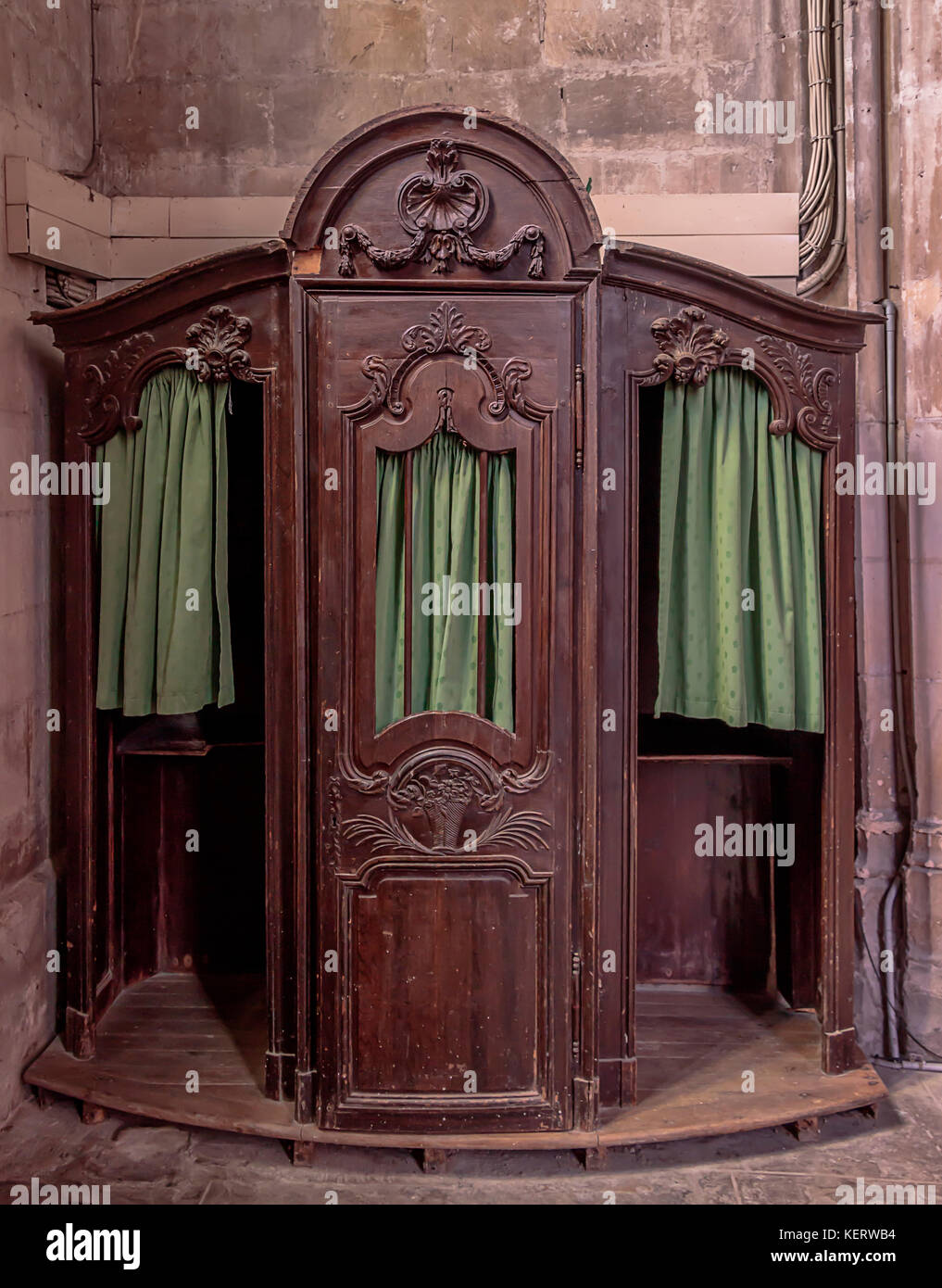 Casella di confessione nella chiesa di st martin, harfleur, Francia Foto Stock