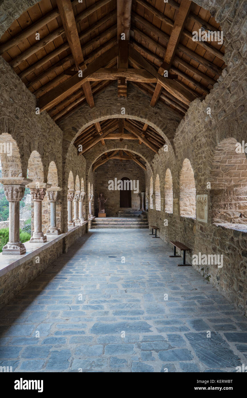 Vista verticale del corridoio arcuato dell'abbazia romanica di Saint martin du canigou Foto Stock