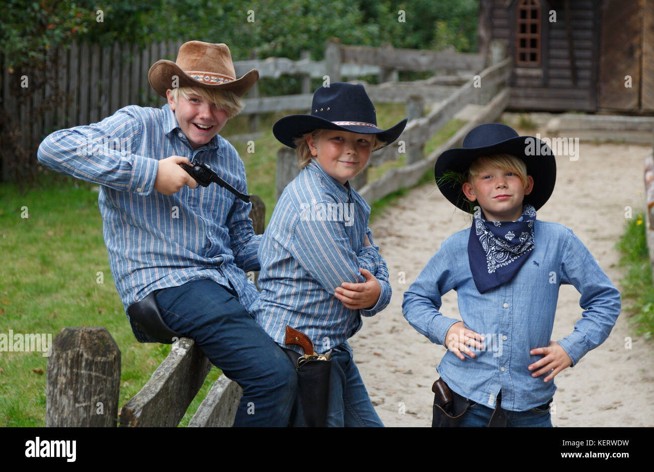 Tre giovani Cowboy divertirsi nella parte anteriore della fotocamera a High Chaparral Kulltorp in Svezia Foto Stock