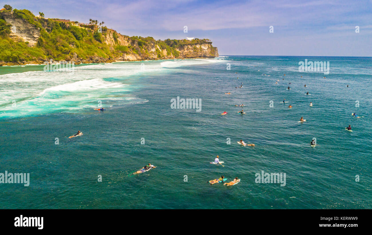 Unidentified surfisti a Suluban spiaggia per il surf. Jimbaran, Bali, Indonesia. Foto Stock