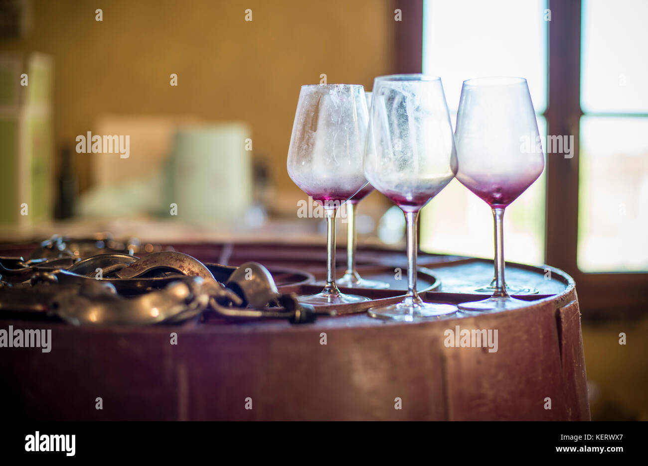 Usato il rosso bicchieri di vino alla cantina Foto Stock