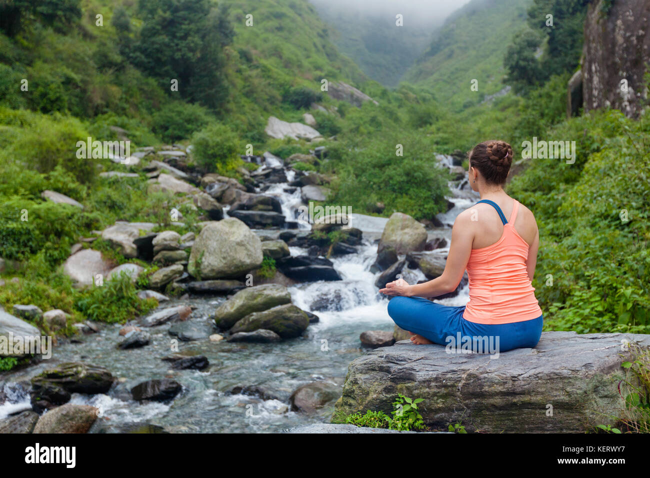 Donna fare yoga all'aperto Foto Stock