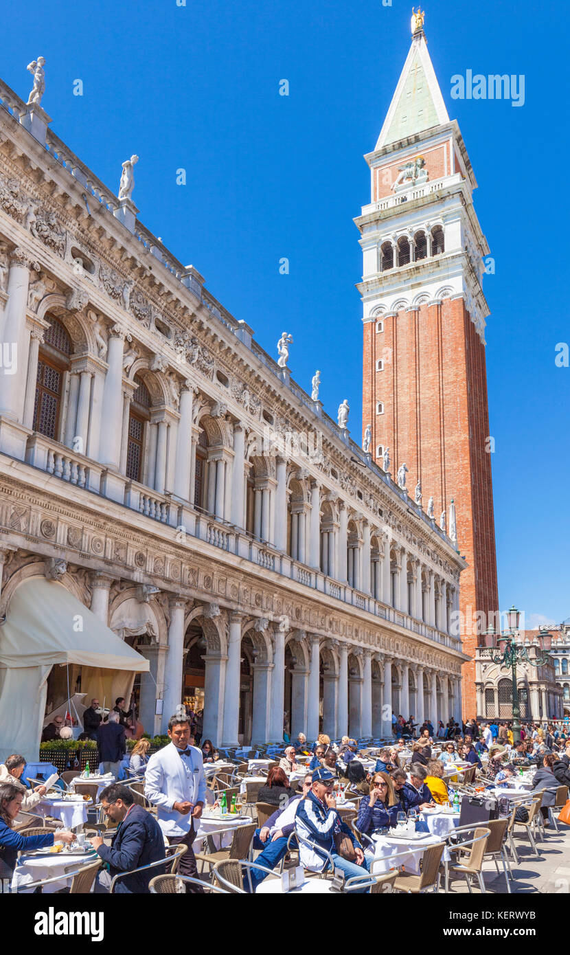 Venezia Italia Venezia e i tavoli e le sedie in un bar ristorante Piazza San Marco piazza san marco con il campanile Venezia Italia EU Europe Foto Stock