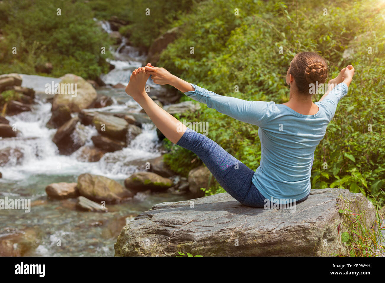 Donna fare yoga all'aperto Foto Stock