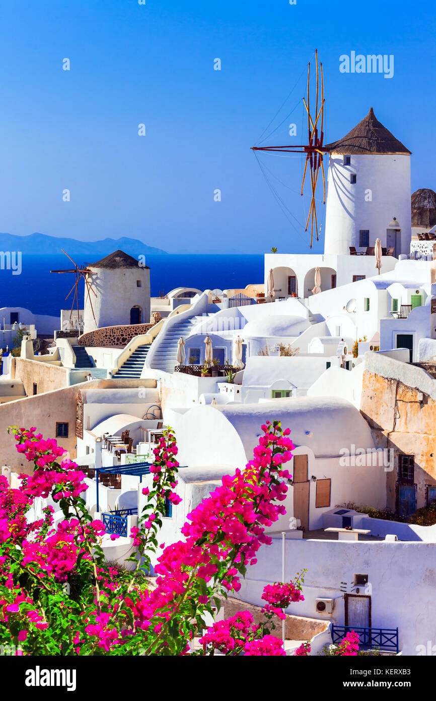 Bellissima isola di Santorini,vista con case tradizionali bianco e la cupola,cyclades,Grecia. Foto Stock