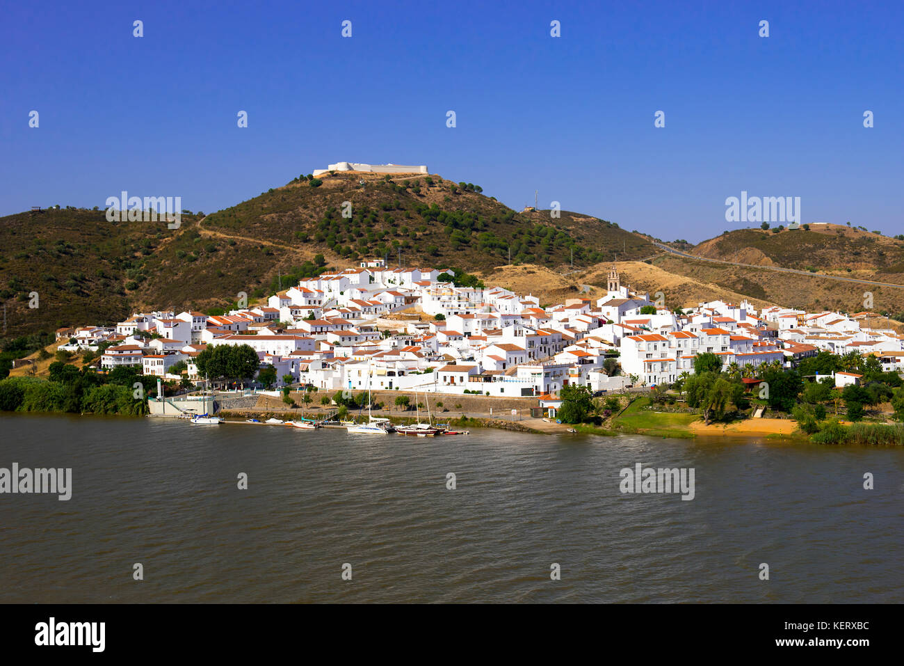 Piccola cittadina spagnola di Sanlúcar de guadiana da attraverso il fiume Guadiana in Alcoutim Portogallo Foto Stock