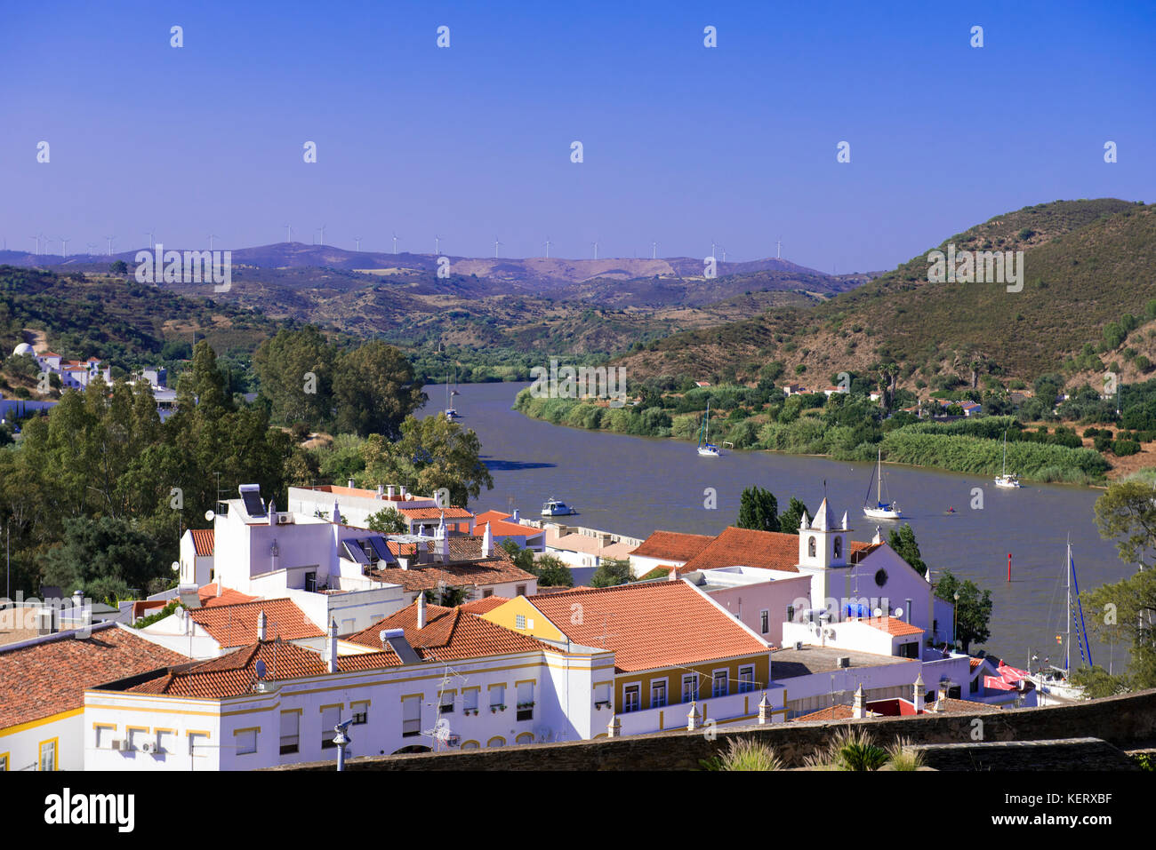 Visualizzare al Portogallo attraverso il fiume Guadiana da Sanlúcar de guadiana Foto Stock