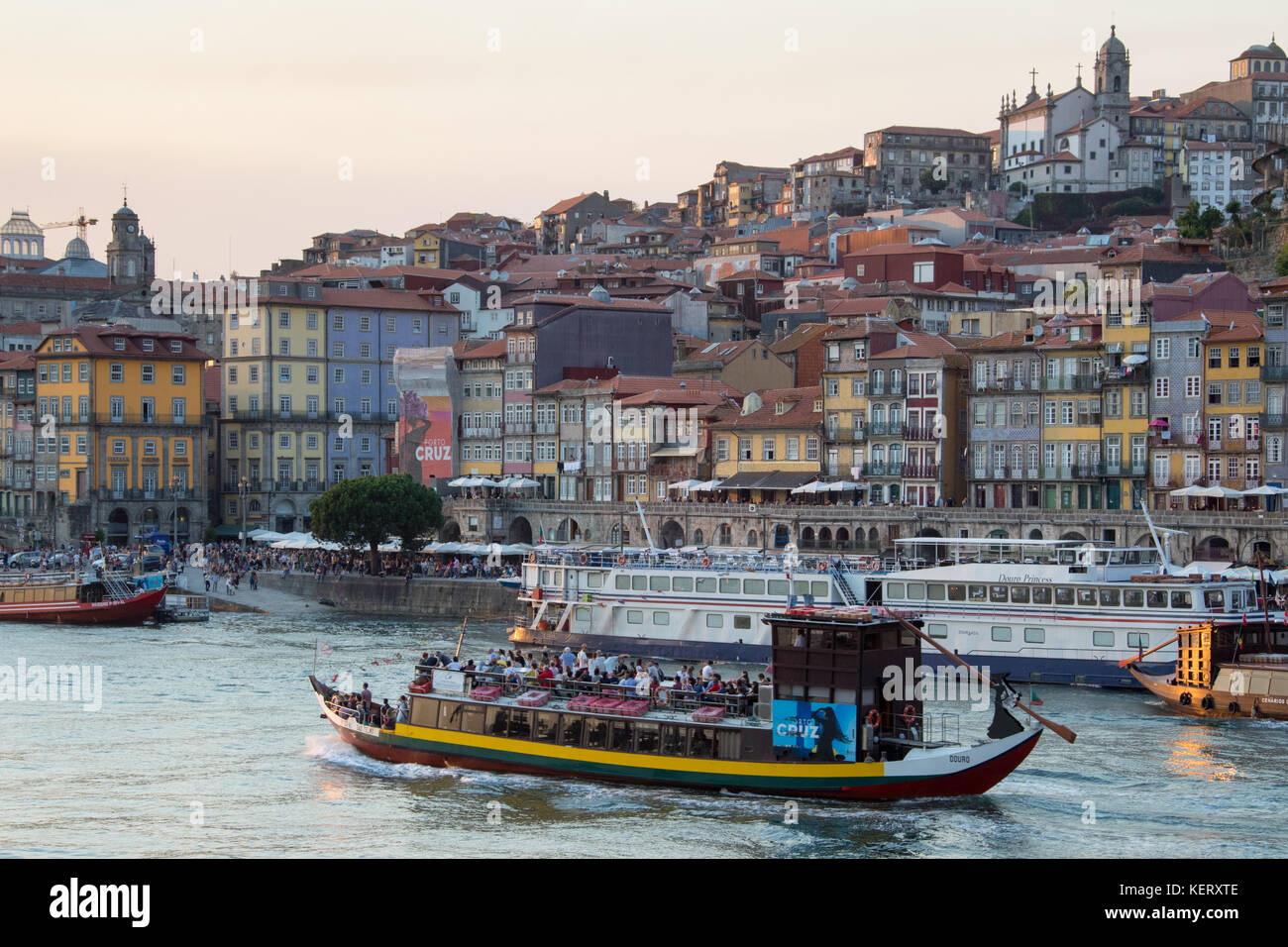 Imbarcazione turistica, Douro riverfront, Porto, Portogallo Foto Stock