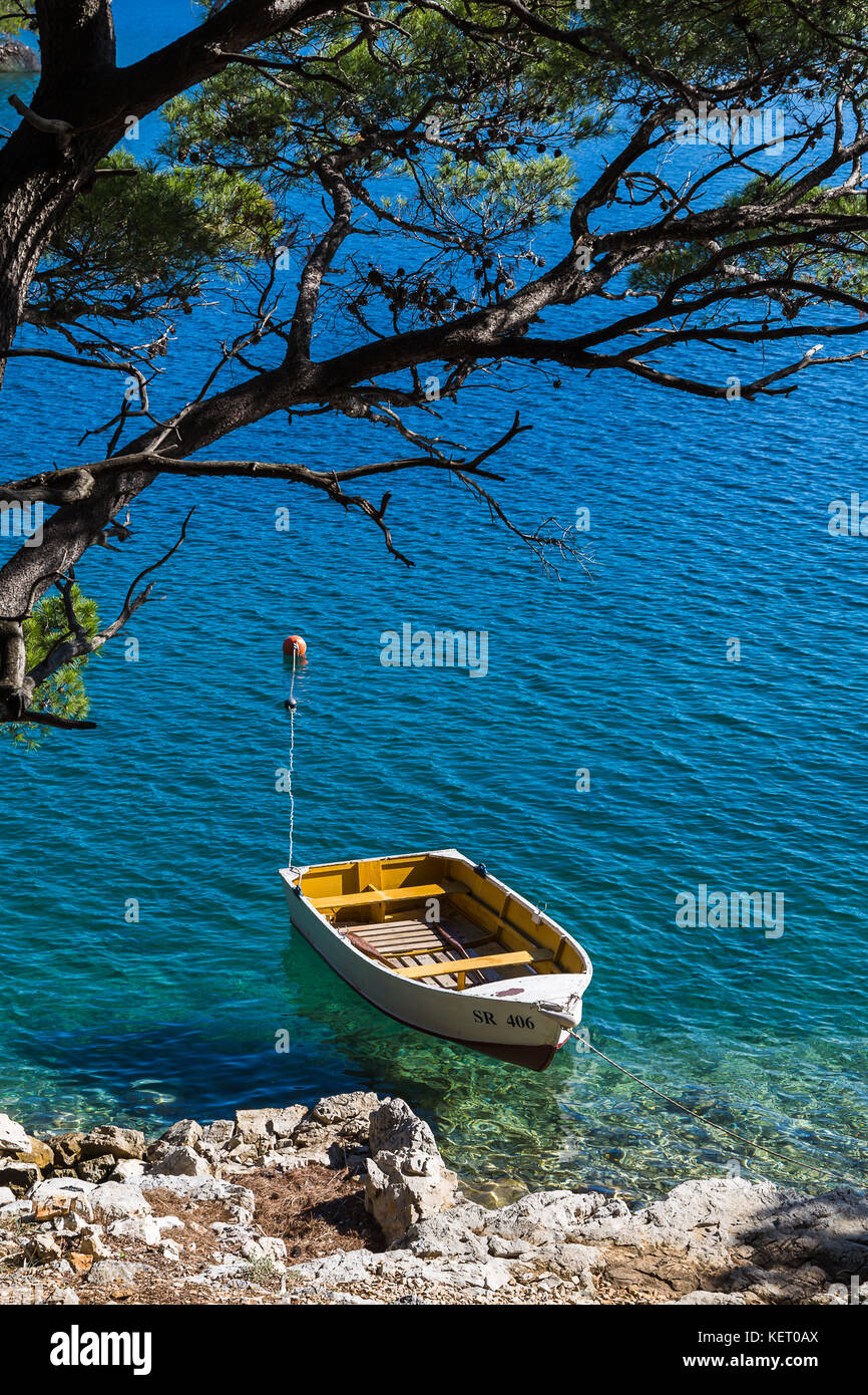 Una piccola barca ormeggiata in la maggiore delle due saltlakes all'interno della magica isola di Mljet off il croato continente ricco di grotte, scogliere, beac Foto Stock