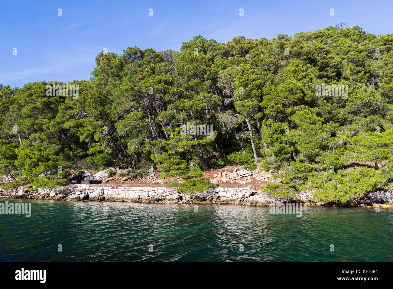 Esplorare i laghi Veliko jezero e malo jezero (Lago grande e piccolo lago) all'interno del parco nazionale di Mljet in Croazia. Foto Stock