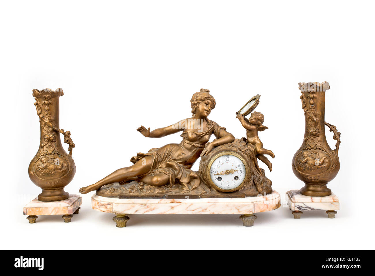 Manto interno impostato dal clock 'coquetry' e coppia di vasi decorativi. Foto Stock