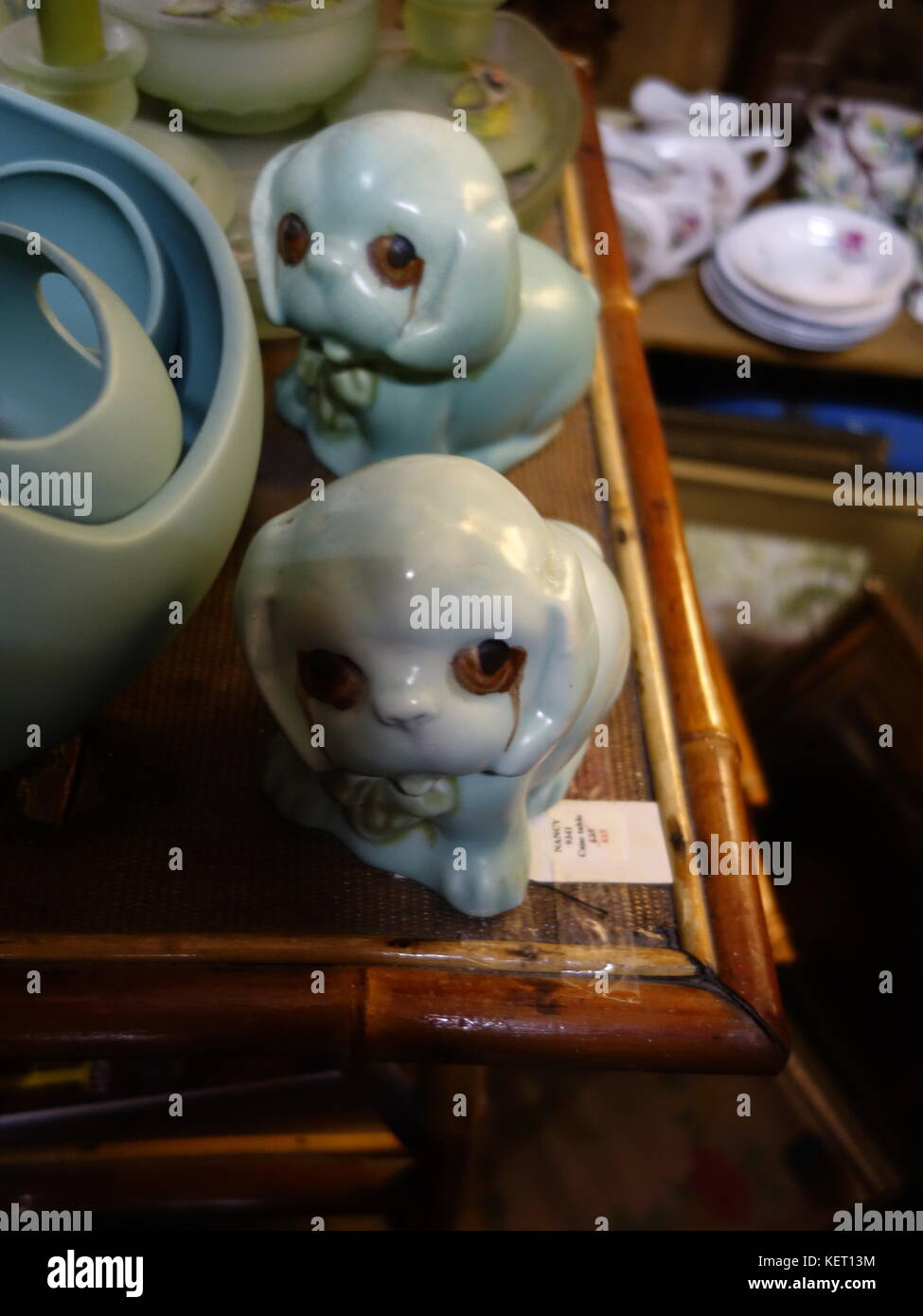Un paio di adorabili cani in ceramica da un vecchio negozio di antiquariato Foto Stock