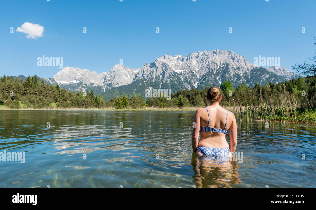 La donna la balneazione in luttensee, west karwendelspitze, montagne Karwendel, mittenwald, Baviera, Germania Foto Stock