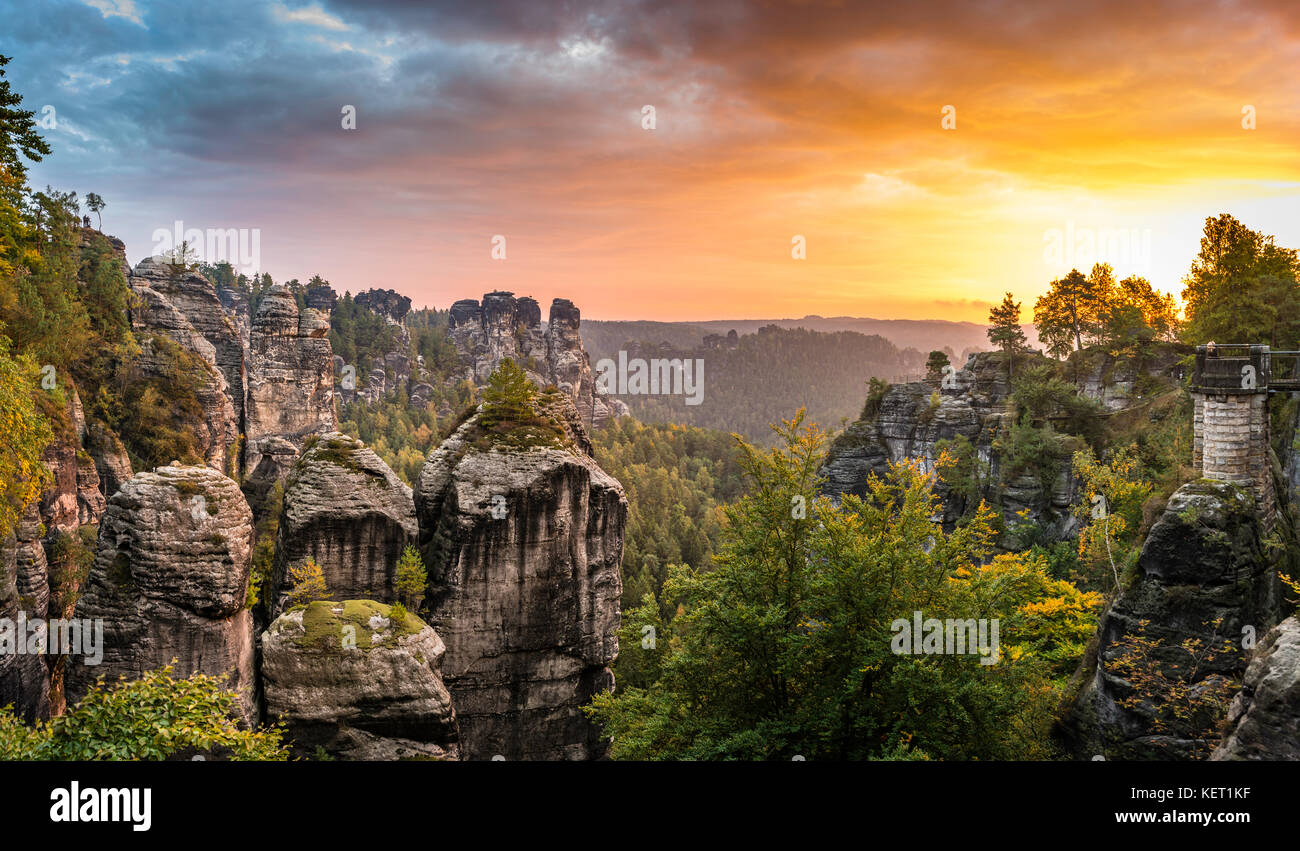 Schrammsteine intorno il bastei presso sunrise, Elba montagne di arenaria, rathen, parco nazionale Svizzera sassone, Bassa Sassonia, Germania Foto Stock