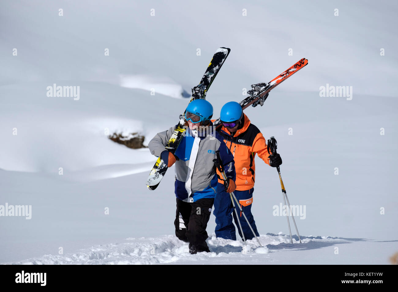 Sciatori che camminano con sci da spalla nella neve, Freerider, Hochfügen, Zillertal, Tirolo, Austria Foto Stock