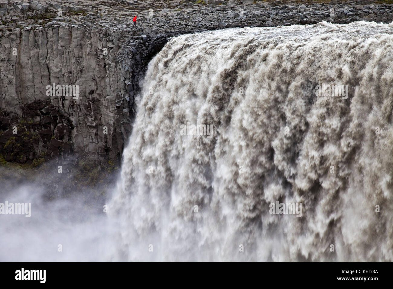 Persona presso la cascata Dettifoss, fiume Jökulsá á Fjöllum, Islanda del Nord, Islanda Foto Stock