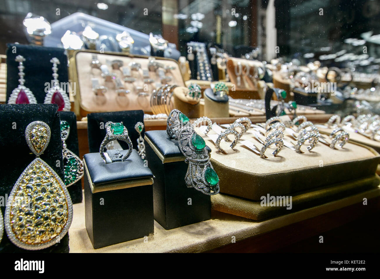 Gioielli sul visualizzatore in corrispondenza di una finestra di un negozio gioielli a New York City il quartiere dei diamanti. Foto Stock