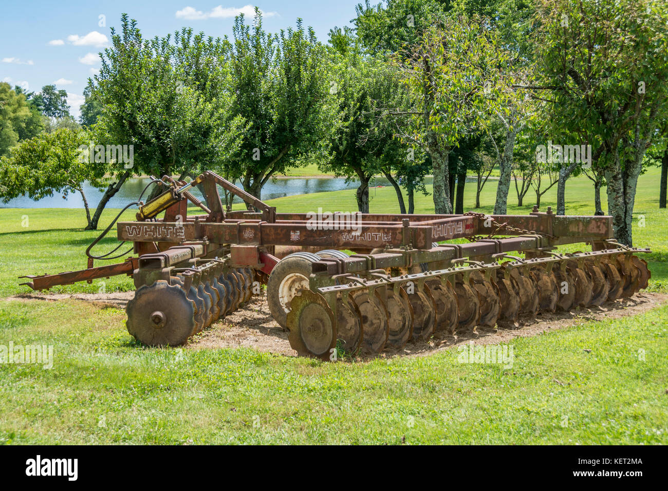 Vecchia fattoria erpice a dischi attrezzature per la lavorazione del terreno Foto Stock