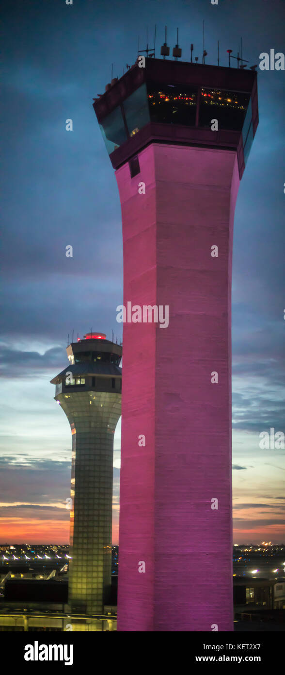 Chicago, Illinois - due dall'aeroporto internazionale di O'Hare's le torri di controllo all'alba. Foto Stock