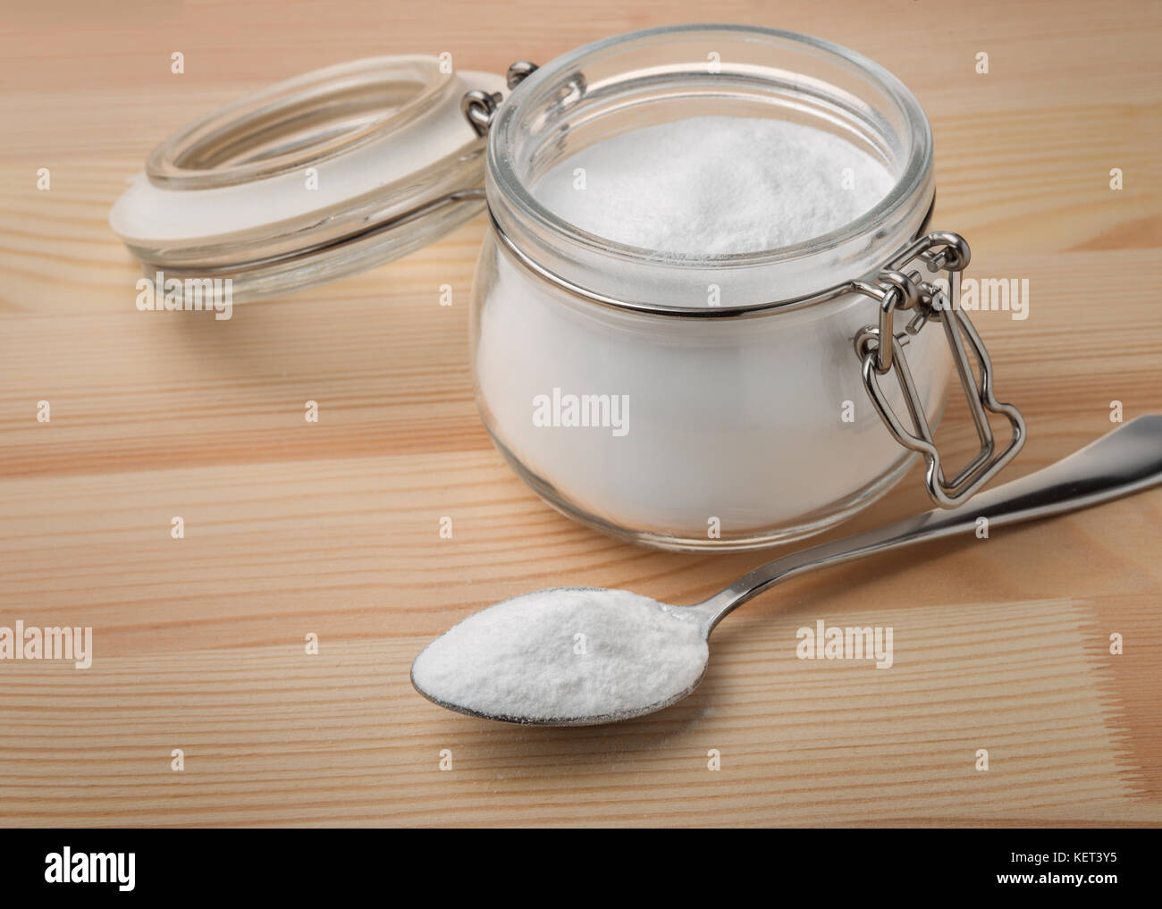 Il vaso e un cucchiaio di bicarbonato di sodio Foto Stock