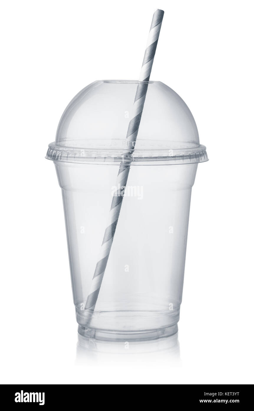 Plastica coppa trasparente con coperchio a cupola e paglia isolato su bianco Foto Stock