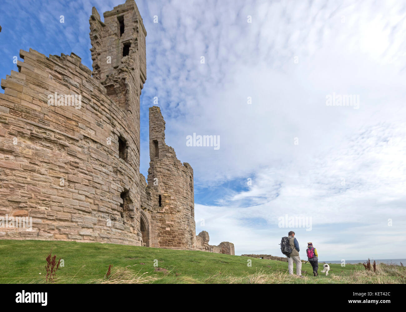 Il castello di Dunstanburgh sulla costa Northumbrian, England, Regno Unito Foto Stock