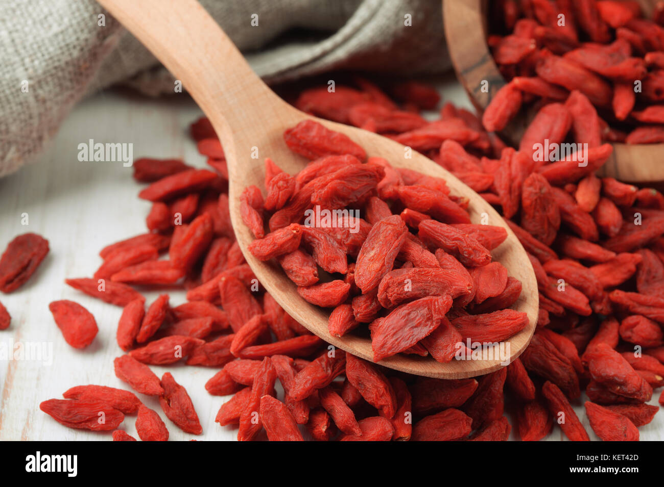 Chiusura del cucchiaio di legno con secchi goji bacche Foto Stock