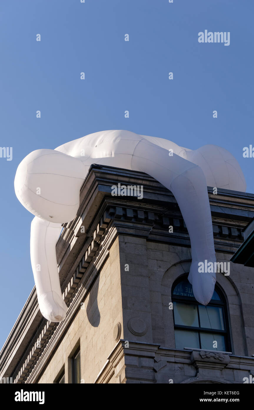 Gonfiabile uomo bianco scultura sulla sommità del Phi edificio centrale della vecchia Montreal, Quebec, Canada Foto Stock
