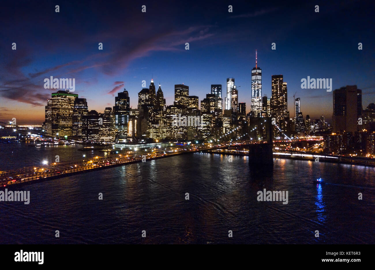 Vista aerea del ponte di Brooklyn e new york paesaggio urbano di notte Foto Stock