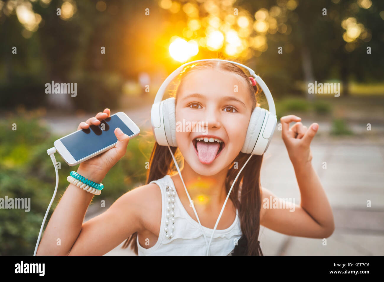 Bella ragazza che mostra la linguetta Foto Stock
