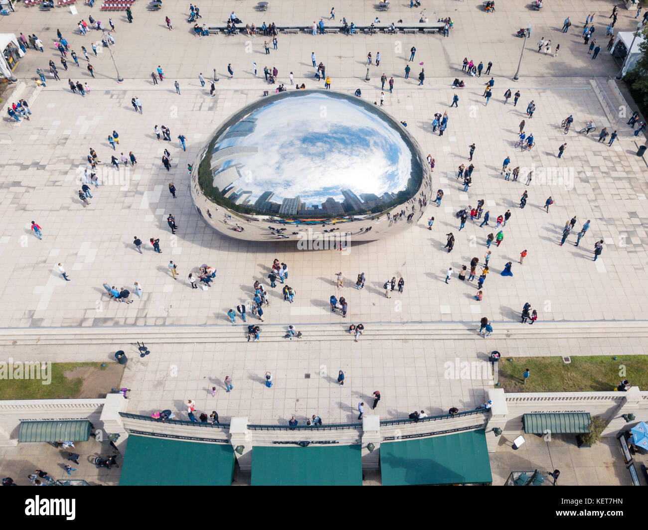 Chicago, Stati Uniti d'America - 1 ottobre 2017: Millennium Park vista aerea, con molte persone a piedi. il Millennium Park è un parco pubblico situato nella Comunità di loop Foto Stock