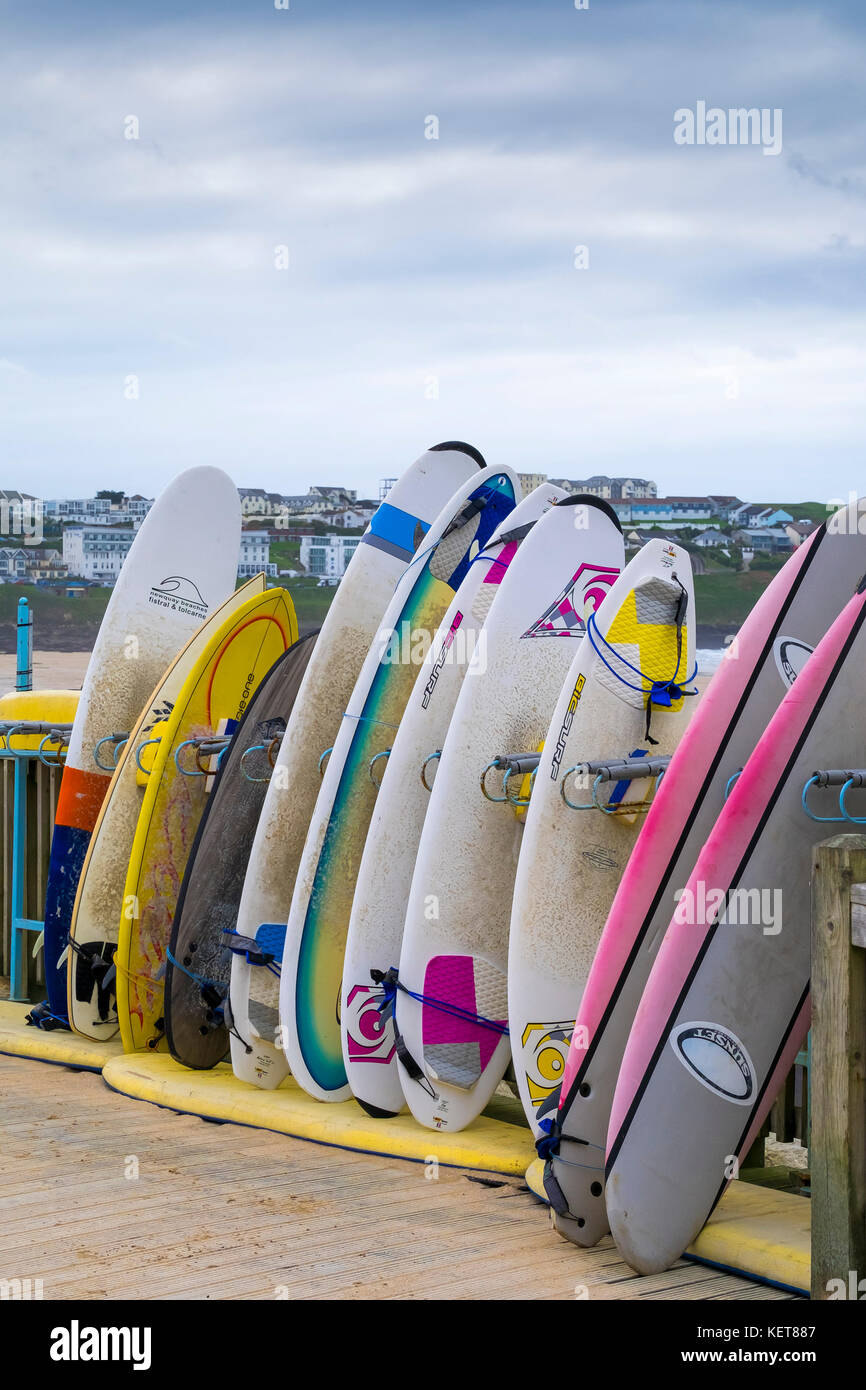 Surf Fistral Beach - tavole da surf assortite accatastate in una rastrelliera a Fistral Beach Newquay Cornwall. Foto Stock