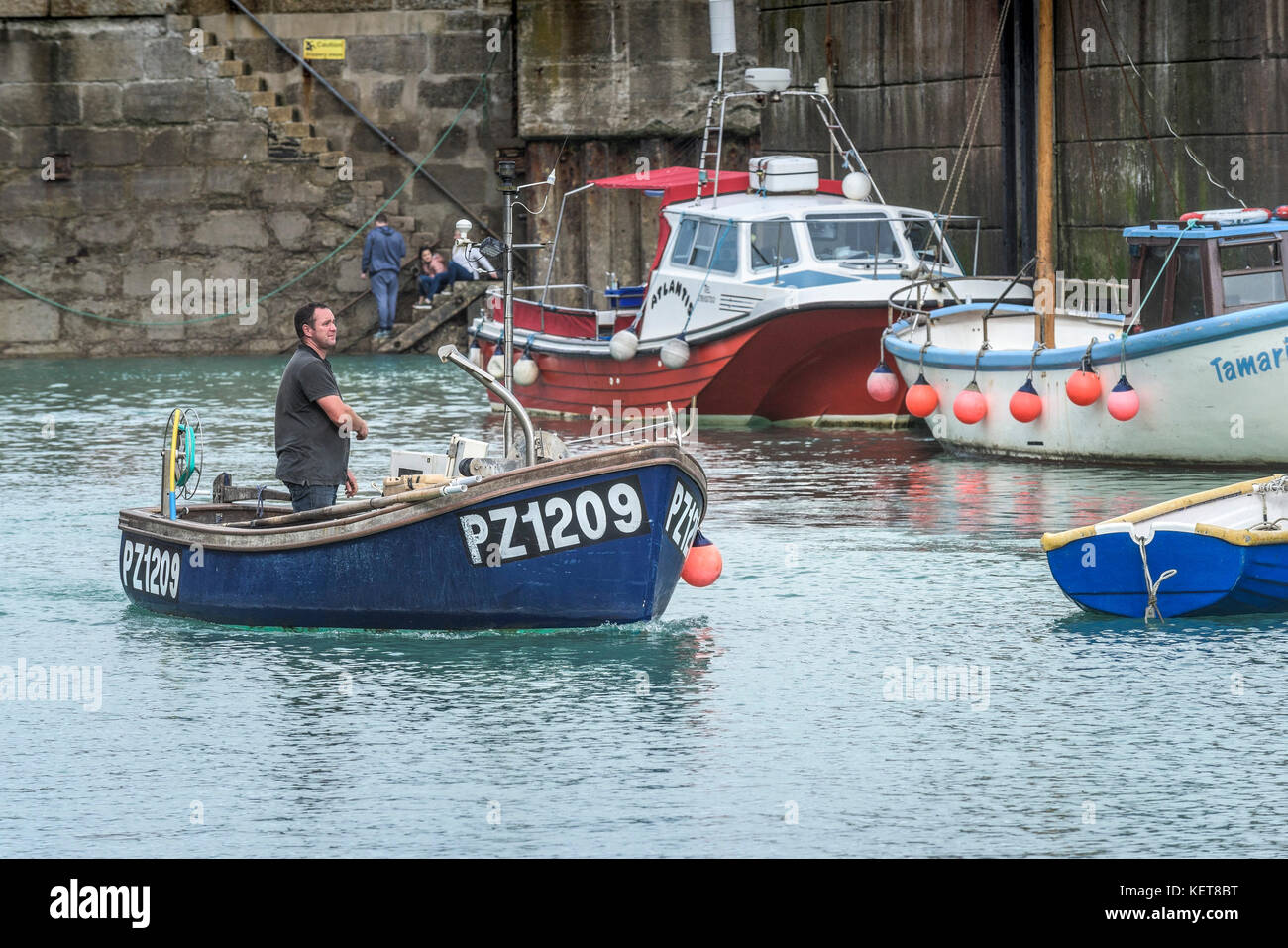 Porto di Newquay Cornwall - una piccola barca da pesca in Newquay Harbour. Foto Stock