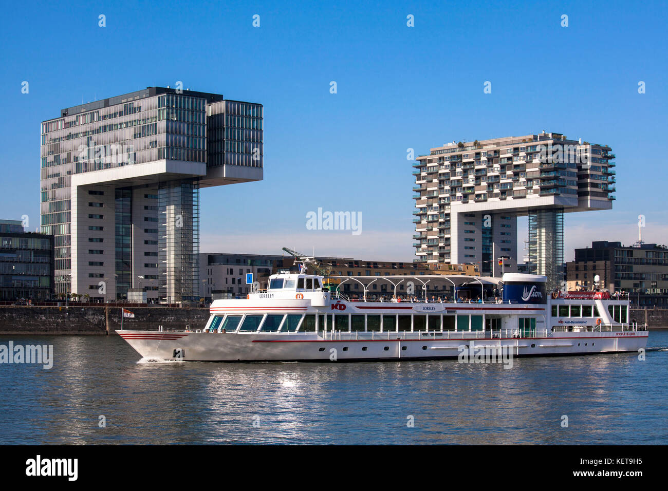 Germania, Colonia, vista dalle rive del fiume Reno nel quartiere della città di poll al porto Rheinau con le case Crane di Hadi Teherani. DEU Foto Stock