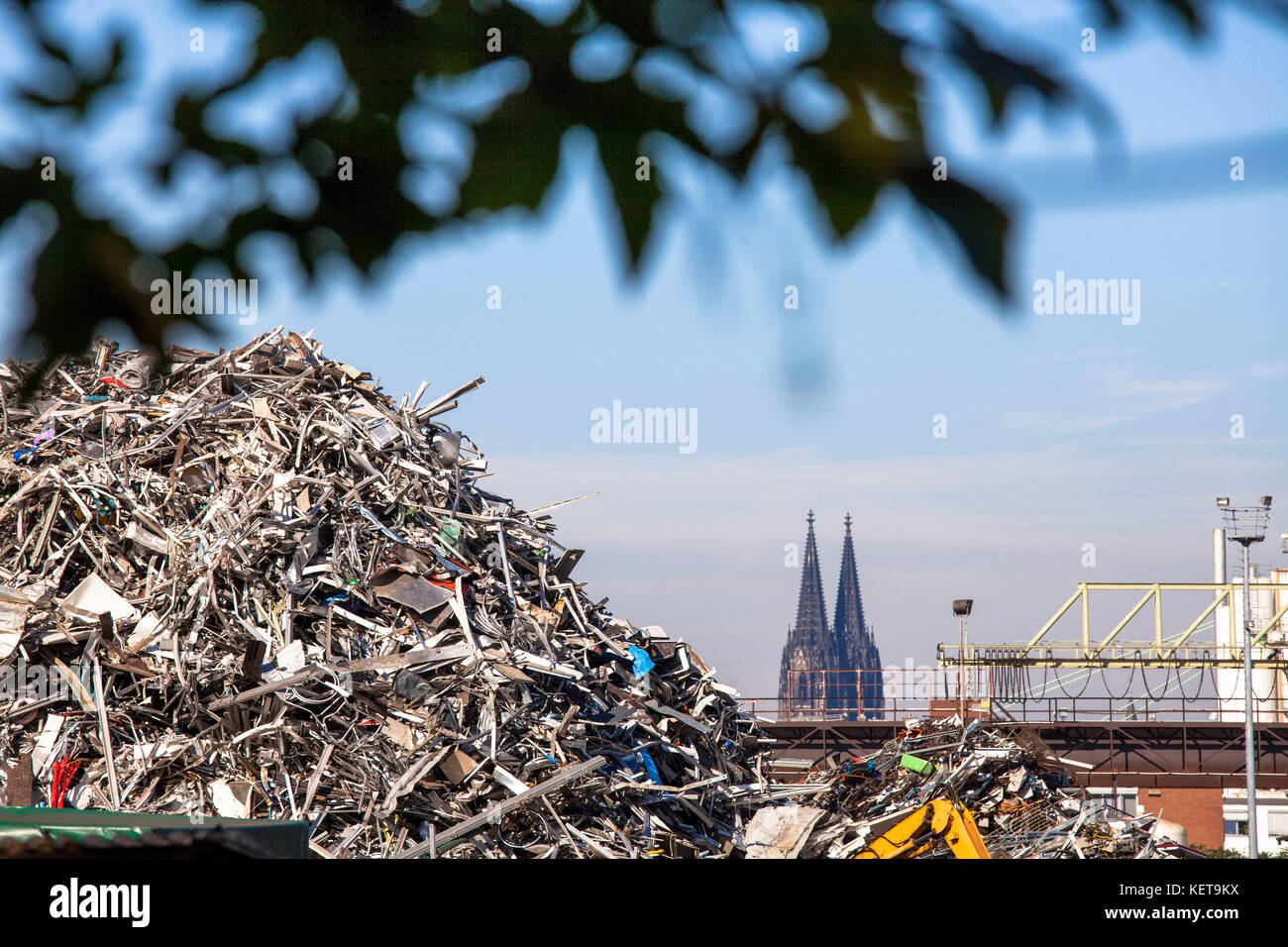 Germania, Colonia, cantiere rottami con metallo vecchio nel quartiere Deutz, sullo sfondo la cattedrale. Schrottplatz, Schrottplatz, Schrottplatz, Altmetall im Foto Stock