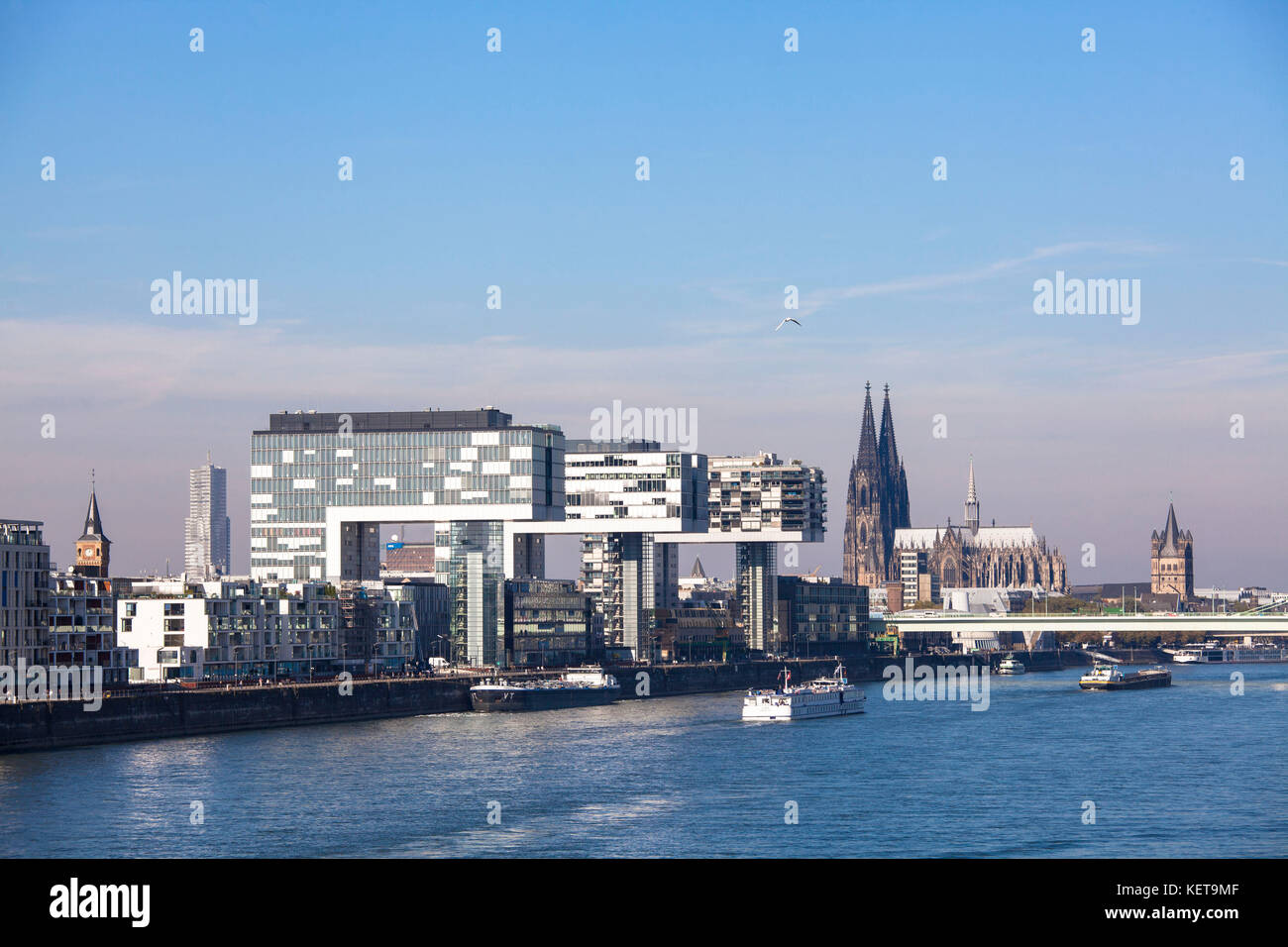 Germania, Colonia, le case Crane al porto di Rheinau, architetto Hadi Teherani, la cattedrale, chiesa romanica di Gross St. Martin. Germania, K. Foto Stock